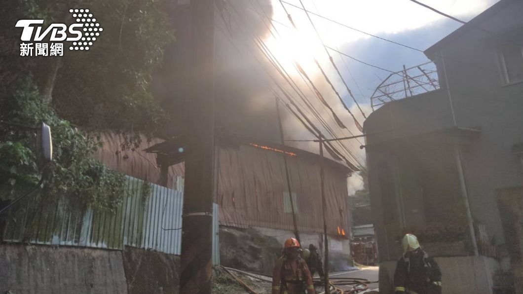 兩棟式百坪鐵皮工廠起火狂燒。（圖／TVBS）