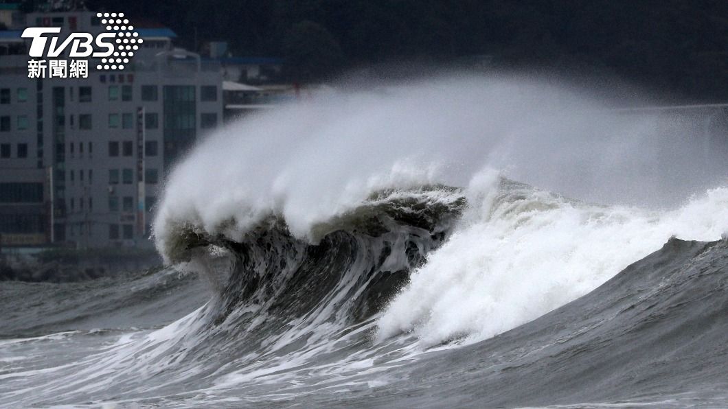 受到軒嵐諾颱風影響，釜山海邊也出現驚人大浪。（圖/達志影像美聯社）