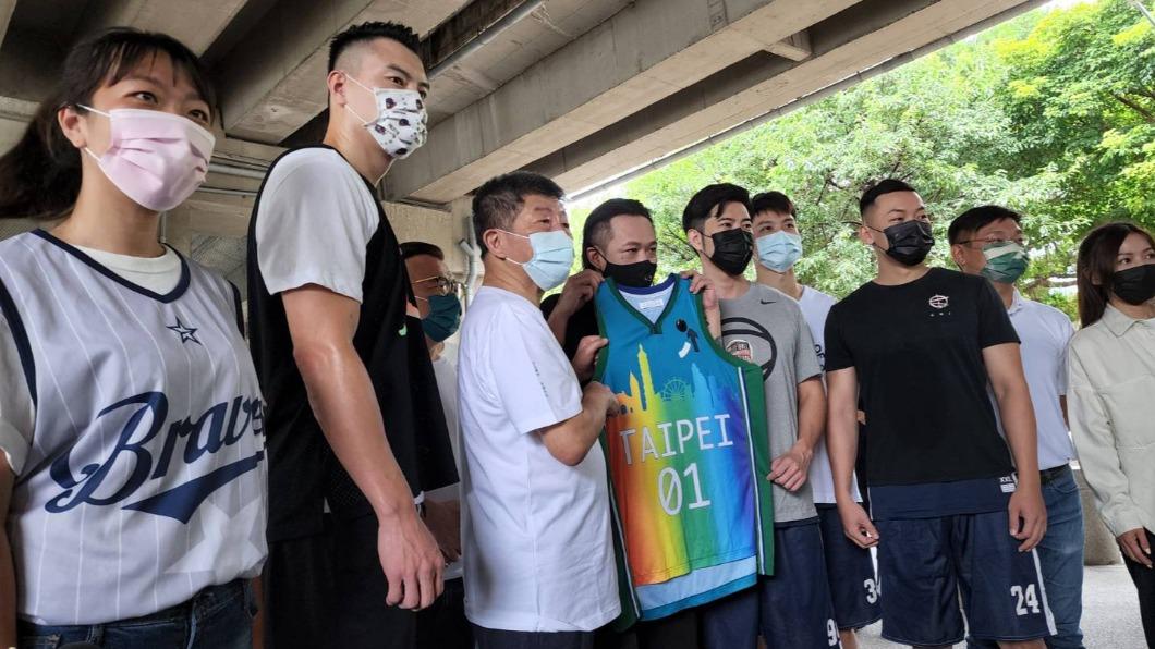 民進黨台北市長參選人陳時中今（6日）原定赴新生高架橋下籃球場打球。（圖/TVBS）