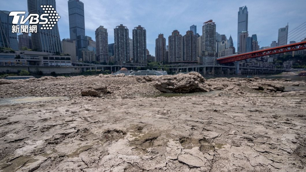 圖為長江最大支流嘉陵江露出大片河床。（圖／達志影像路透社）