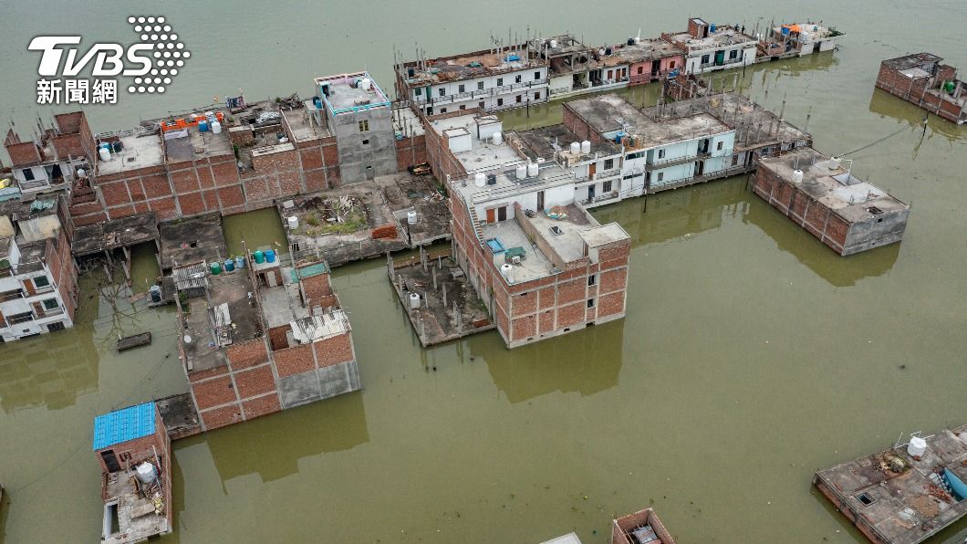 印度洪災導致交通混亂、停電和建築物淹水。（圖／達志影像美聯社）