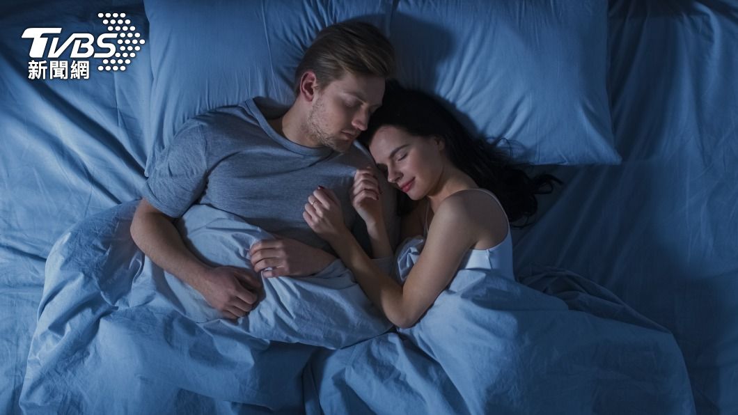 科學研究指出，與伴侶睡前談心恐加劇負面情緒。（示意圖／shutterstock 達志影像）