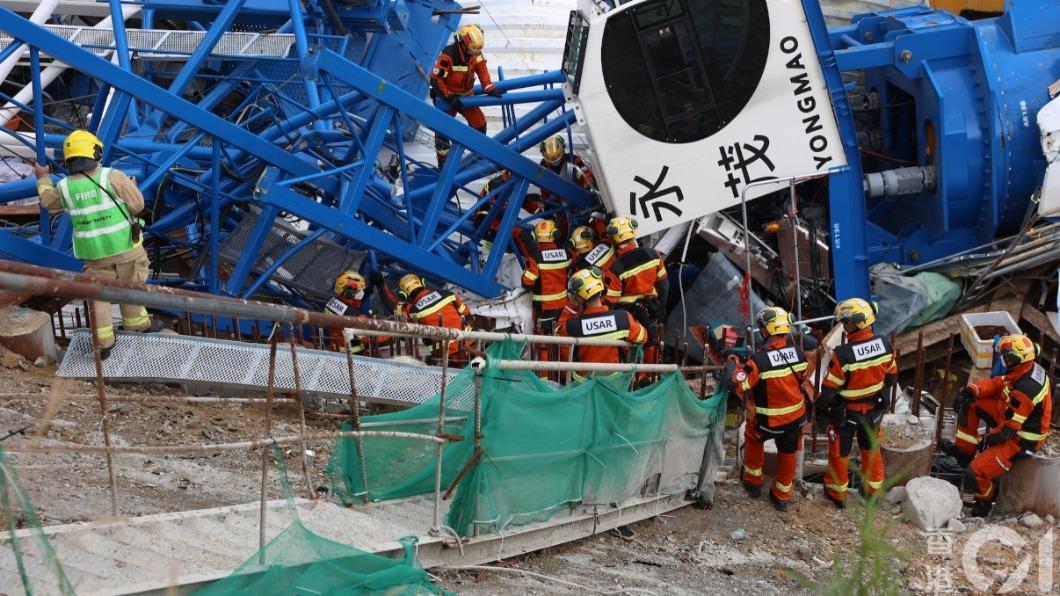 秀茂坪安達臣道房協工地今日發生塔式起重機倒塌。（圖／香港01）