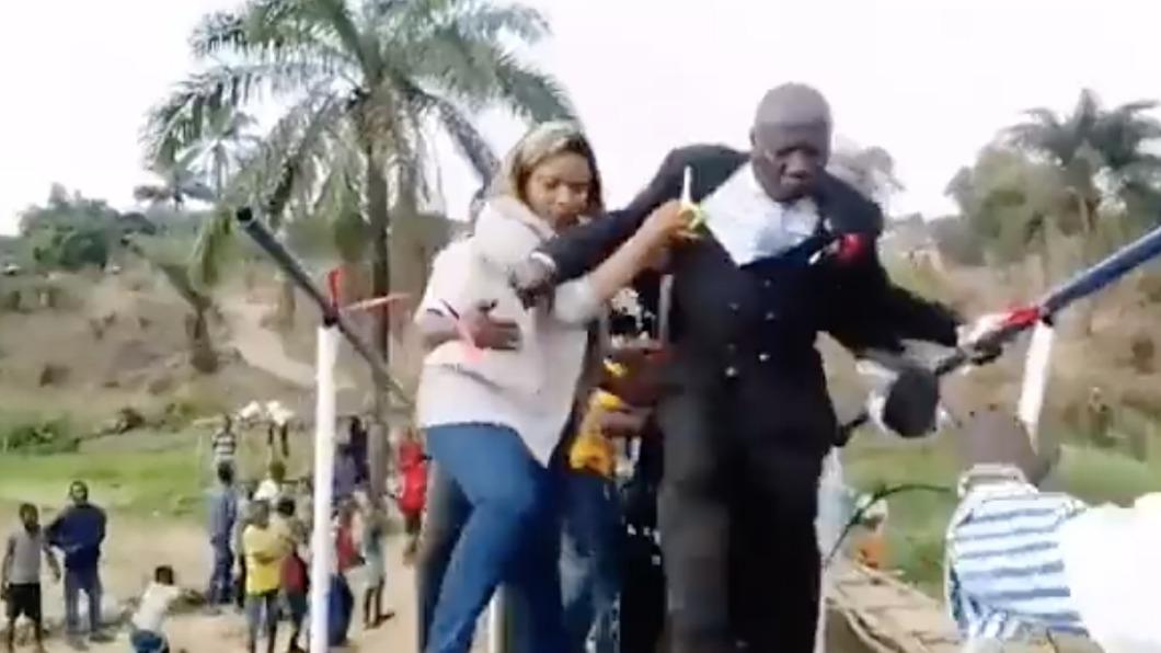 剛果首都某人行天橋舉辦剪綵儀式，竟發生意外。（圖／翻攝自@AfricaFactsZone推特）