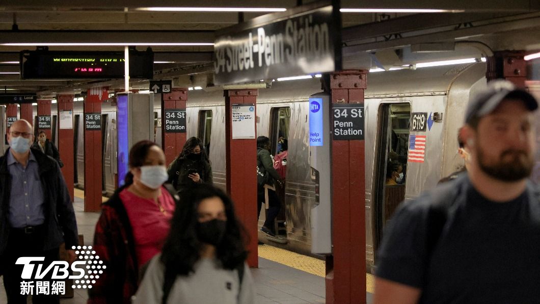 紐約賓州車站內混雜著戴與不戴口罩的乘客。（圖/達志影像路透社）