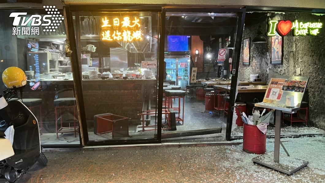 新北市新莊區一間燒烤店今日發生爆炸意外。（圖／TVBS）
