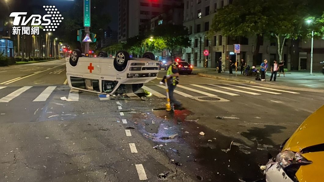 救護車在路口遭側撞後翻覆。（圖／TVBS）