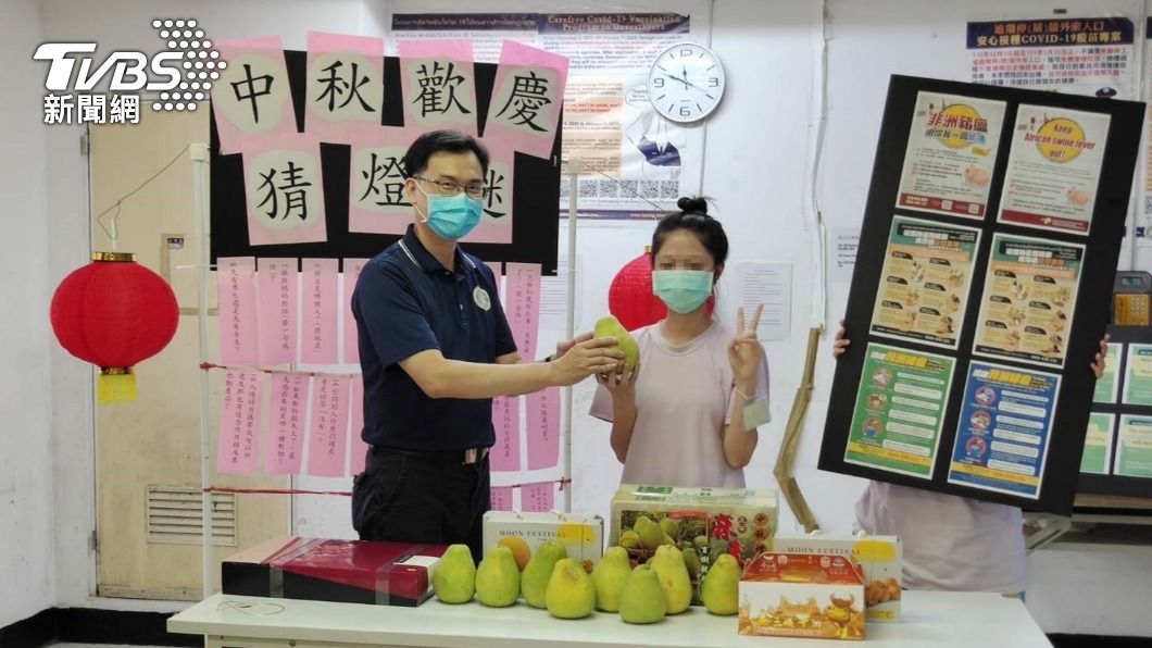 移民署台北收容所特別舉辦猜燈謎活動，讓外籍收容人感受中秋佳節氣氛。（圖／TVBS）