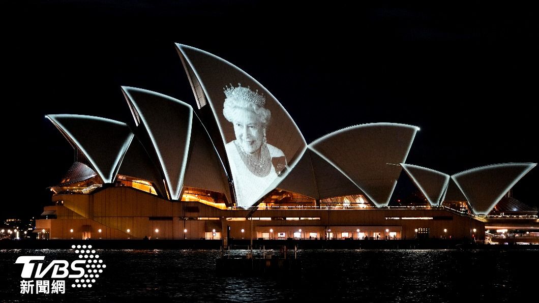 澳洲雪梨歌劇院投影女王肖像表達致敬。（圖/達志影像美聯社）