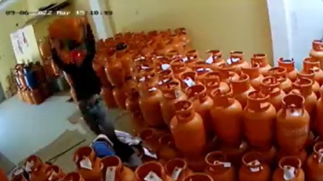 祕魯一名瓦斯行員工不知什麼原因突抓起瓦斯桶朝同事頭部砸下去。（圖／翻攝自推特JohnZ @y123_john）