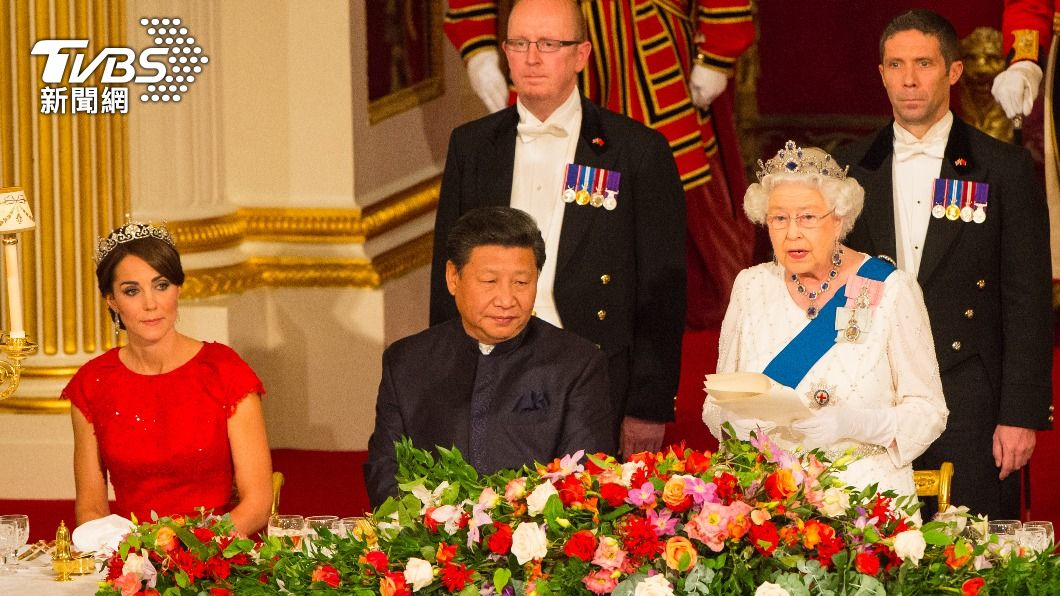 英國女王伊莉莎白二世（Elizabeth II）只用了「一瓶紅酒」，就巧妙傳達了倫敦對於北京民主與人權的關切。（圖／達志影像美聯社）