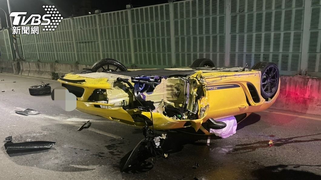 黃色保時捷718 Cayman T被撞爛。（圖／TVBS）