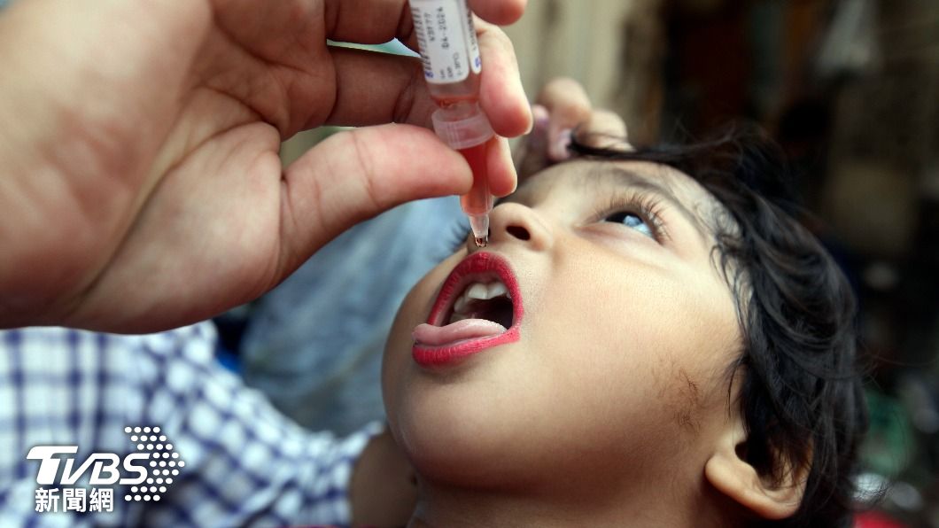 正在替孩童接種口服的沙賓小兒麻痺疫苗。（圖/達志影像美聯社）