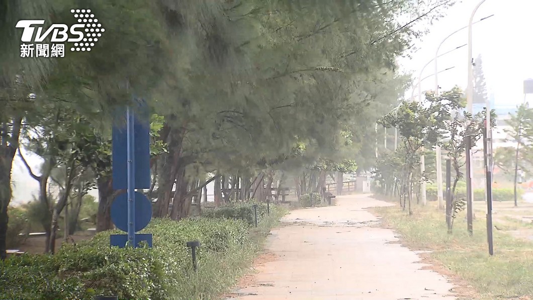 氣象局今（24）日一早針對四縣市發布大雨特報。（圖／TVBS） 外出記得帶傘！今早雨彈開炸北台灣　3地區慎防局部大雨