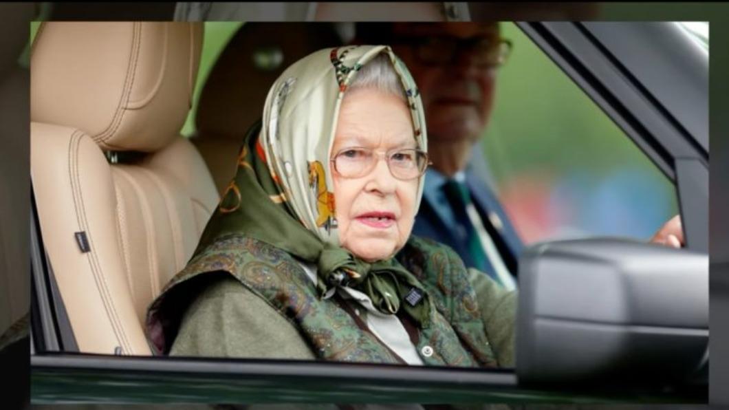 頭綁絲巾為英國女王開車時的標準裝扮。（圖／翻攝自YT@Royal nsider News）