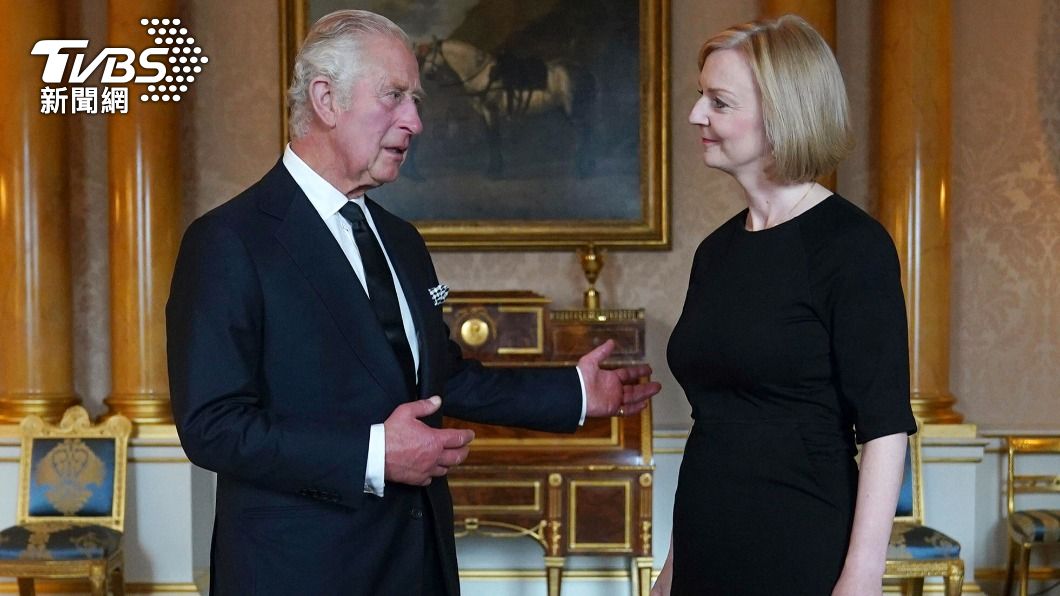 英國新任國王查爾斯三世（King Charles III），今（10）日在白金漢宮（Buckingham Palace）接見首相特拉斯（Liz Truss）。（圖／達志影像美聯社）