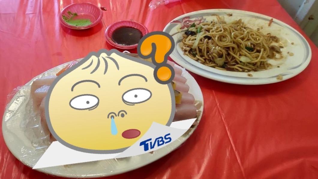 網友曬出自己去屏東後壁湖吃生魚片照片。（圖／翻攝自臉書社團「爆廢公社」）