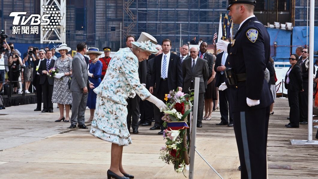 伊莉莎白二世在2010年曾前往紐約世貿中心舊址參觀。（圖／達志影像美聯社）