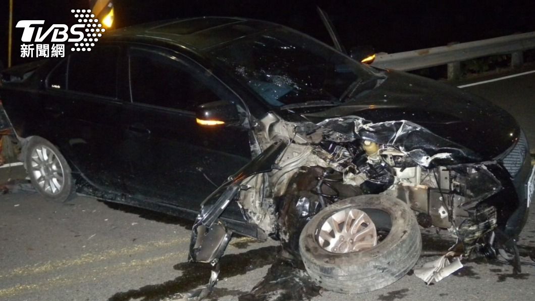酒醉駕駛車輛嚴重毀損。（圖／TVBS）