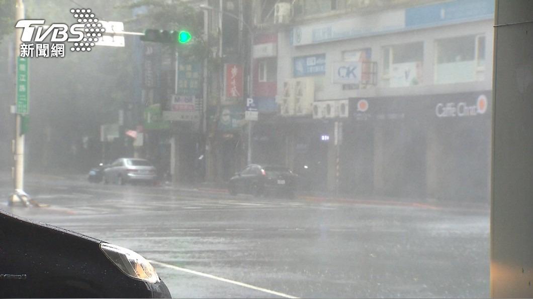 梅花豪雨橫掃北台。（示意圖／TVBS）