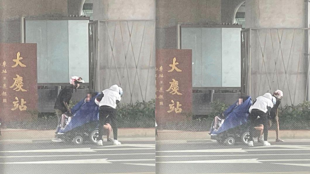 機車騎士熱心幫輪椅男穿雨衣。（圖／翻攝自爆料公社）