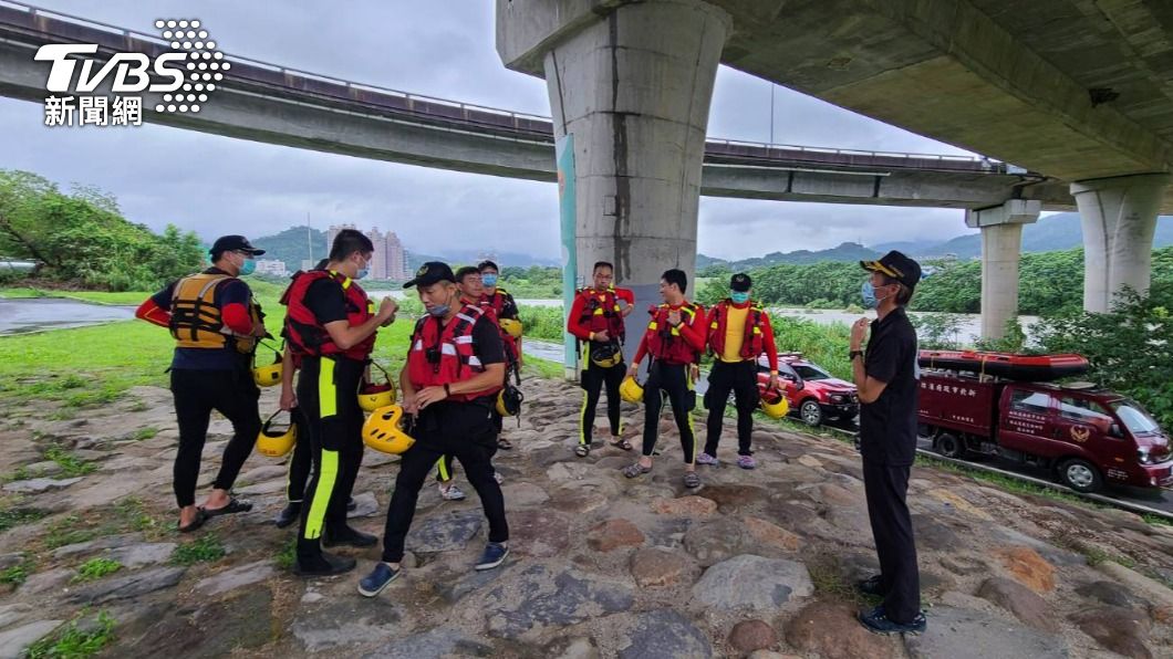 12日上午消防隊員集結搜救。（圖／TVBS）