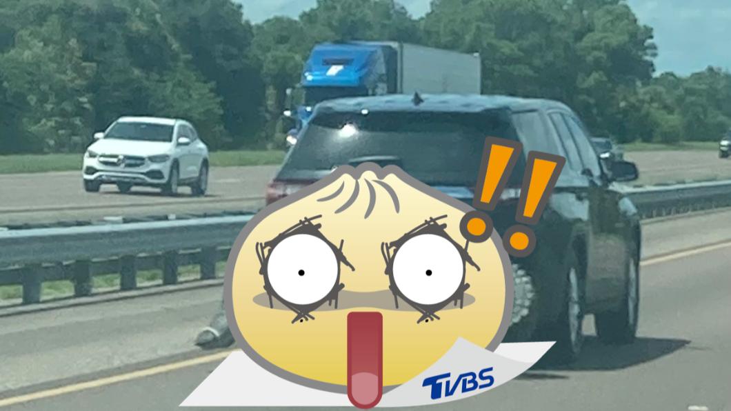 佛羅里達州一名女子在公路上目擊驚人景象。（圖／翻攝自Karen Kress臉書）