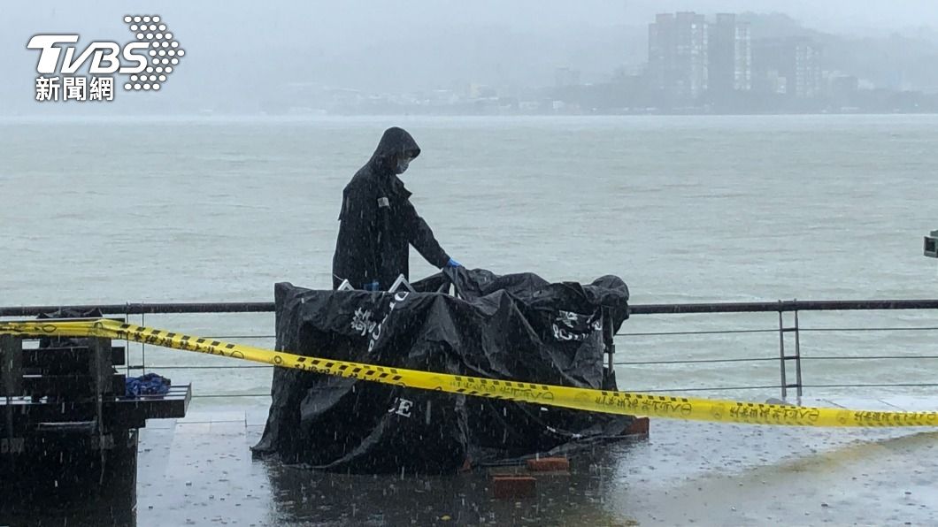 新北市淡水金色水岸發現男性浮屍。（圖／TVBS）