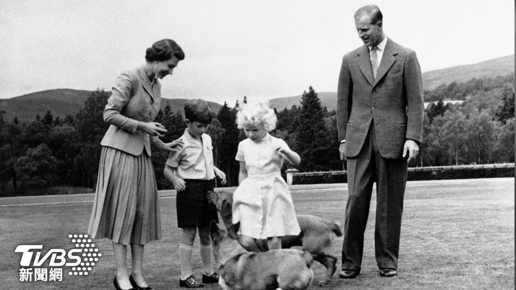 女王伊莉莎白二世（左）與菲利普親王（右）帶著孩子和柯基遊玩。（圖/達志影像美聯社）