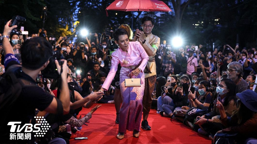 泰國抗議人士穿著傳統絲質服飾，被指控嘲諷侮辱王后判刑2年。（圖/達志影像路透社）