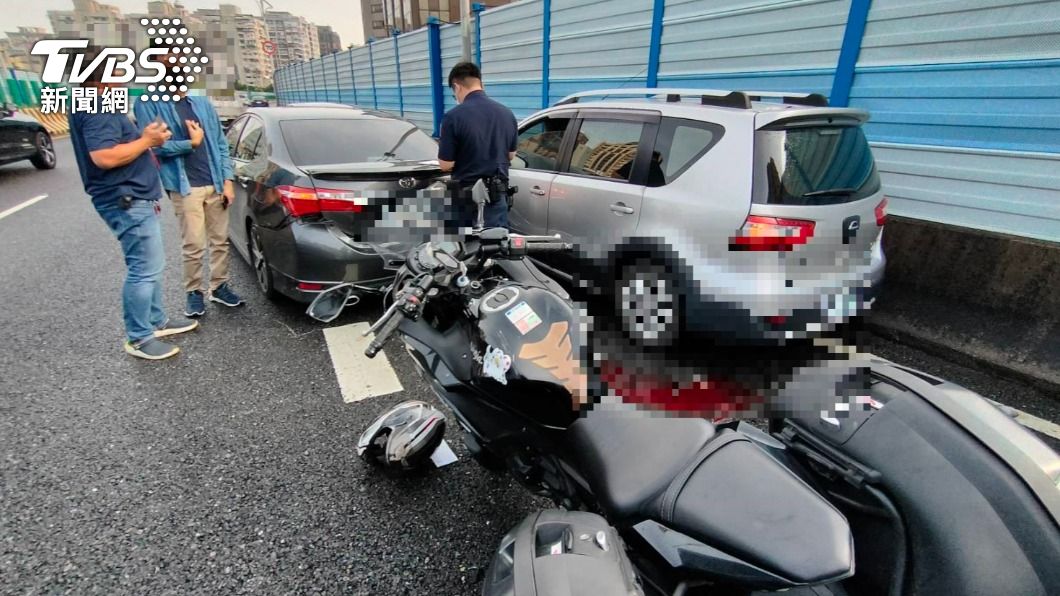台北市新生高架道路驚傳4車追撞事故，導致1名重機騎士重傷送醫。（圖／TVBS）