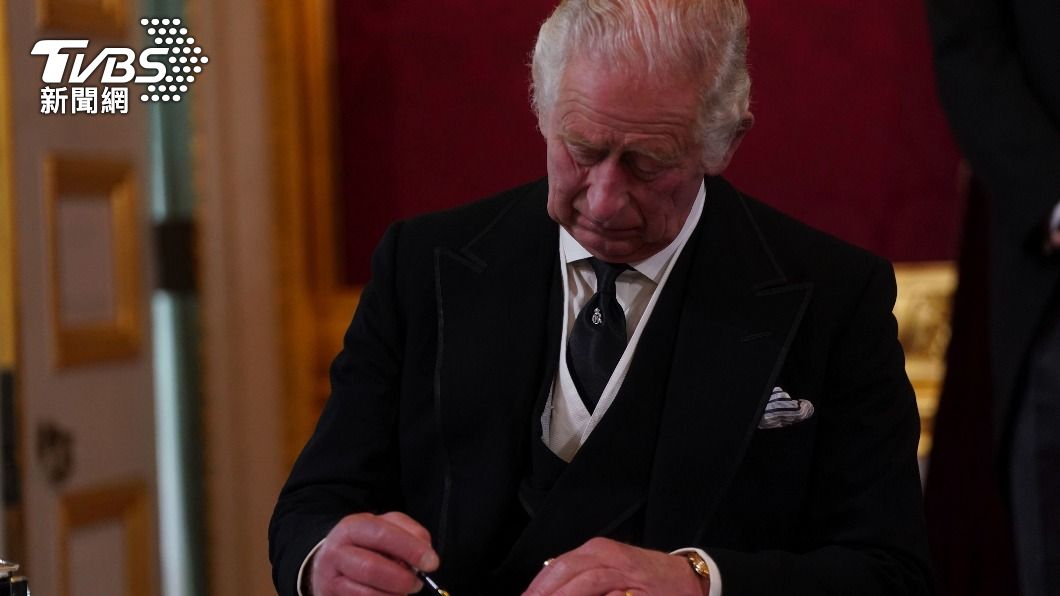 英國國王查爾斯三世（King Charles III）13日在一場簽字儀式上，因用到了一支「漏水筆」而面露不悅。（圖／達志影像美聯社）