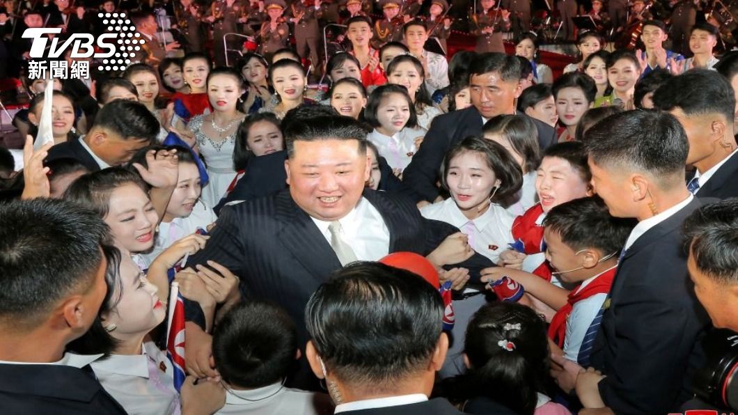 為鼓勵北韓人民達成領導人金正恩上週演說提出的國防目標，官方發布一系列宣傳海報。（圖／路透社）