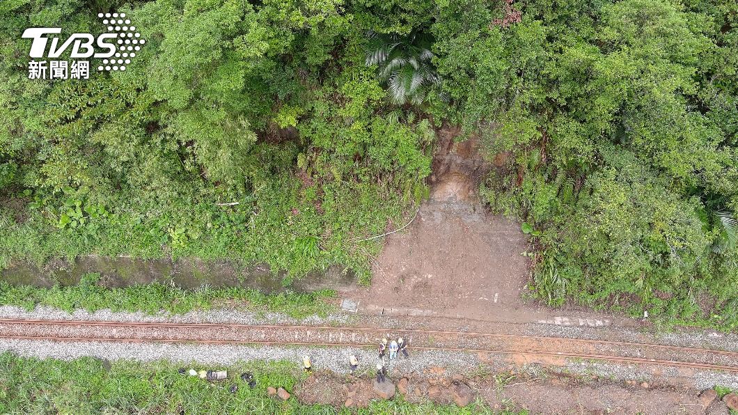 台鐵出動無人機檢測平溪線日前發生落石路段邊坡。（圖／中央社）