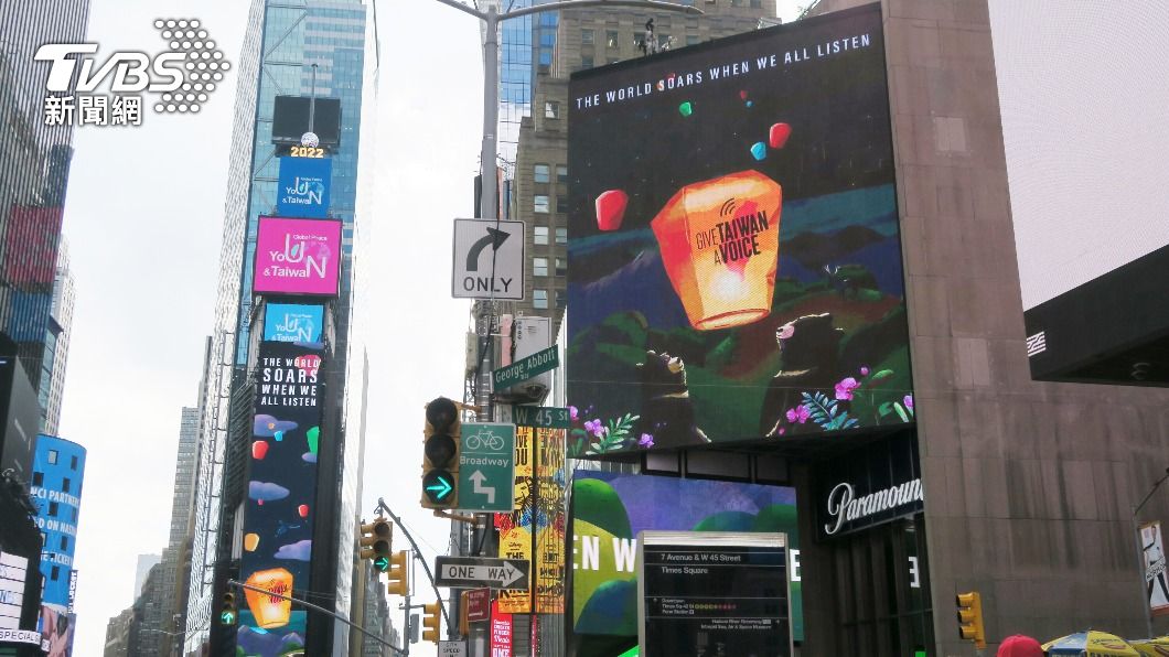 紐約時報廣場多面螢幕呈現冉冉升空的五彩天燈影像。（圖／中央社）