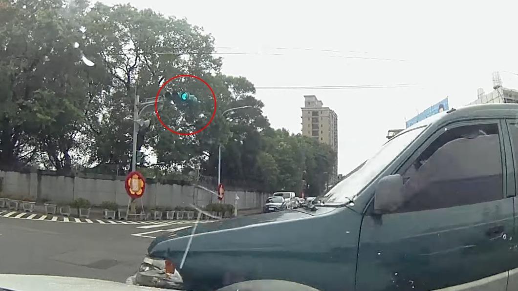 有網友綠燈時遭右方轉彎闖紅燈車輛撞上，但對方肇逃。（圖／翻攝自車禍交通事故討論平台臉書）