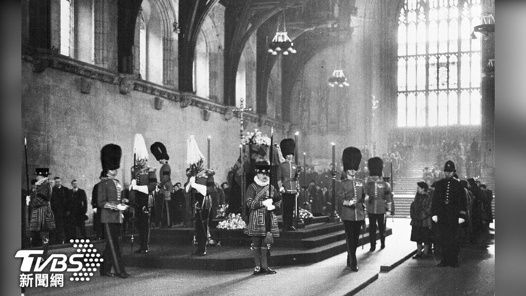 英王喬治六世1952年逝世，靈柩一度停放在西敏宮，吸引超過30萬人排隊瞻仰。（圖/達志影像美聯社）