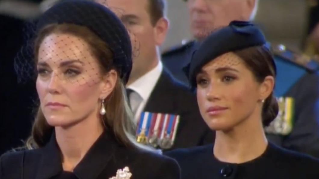 女王的兩名孫媳婦凱特（Kate）與梅根（Meghan），出席公開追悼場合的模樣獲得兩極評價。（圖／翻攝自推特）