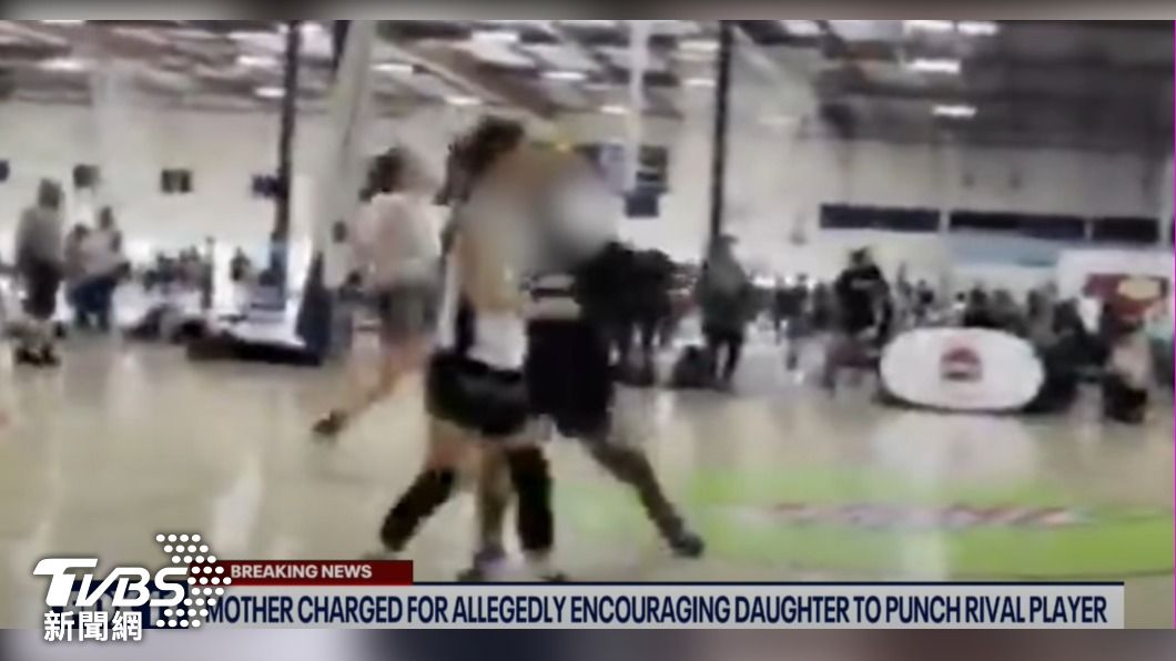 女孩聽從母親「指示」，竟揮拳攻擊對方球員脖子引發眾怒。（圖/翻攝自Fox YouTube直播）