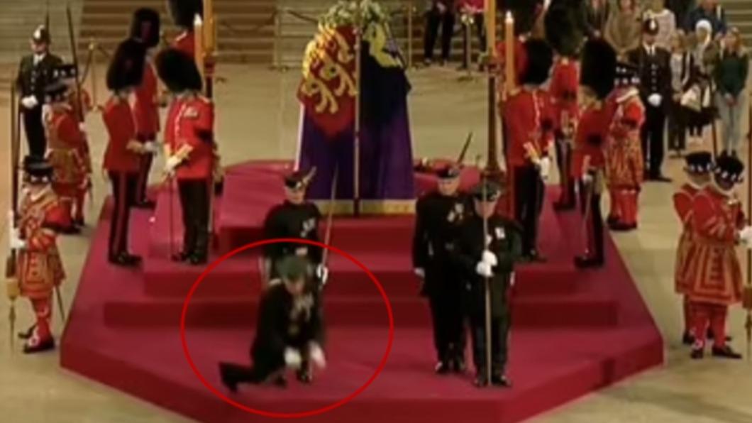 一名站崗衛兵在替英國女王伊莉莎白二世（Queen Elizabeth II）守靈期間，因不明原因突然昏倒。（圖／翻攝自每日郵報）