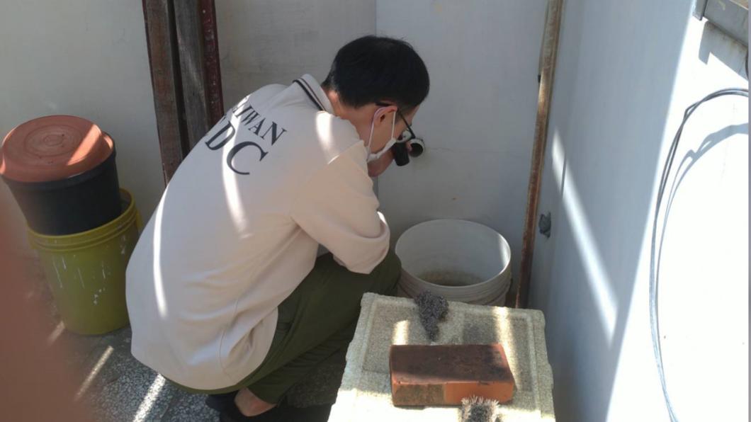 防疫人員於高雄市前鎮區執行孳生源查核，協助民眾檢視家中容器是否有積水產生孑孓或蚊卵。（圖／疾管署提供）