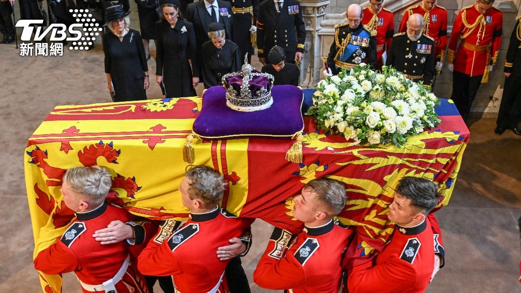 英國女王伊莉莎白二世（Queen Elizabeth II）的靈柩是用「鉛」打造而成，重量明顯加重，需要8個人才抬得動。（圖／達志影像路透社）