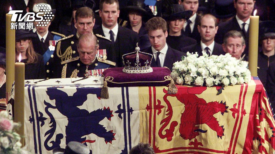查爾斯將繼承鑲有「光之山」的王冠，圖為2002伊莉莎白王太后喪禮。（資料照／達志影像美聯社）