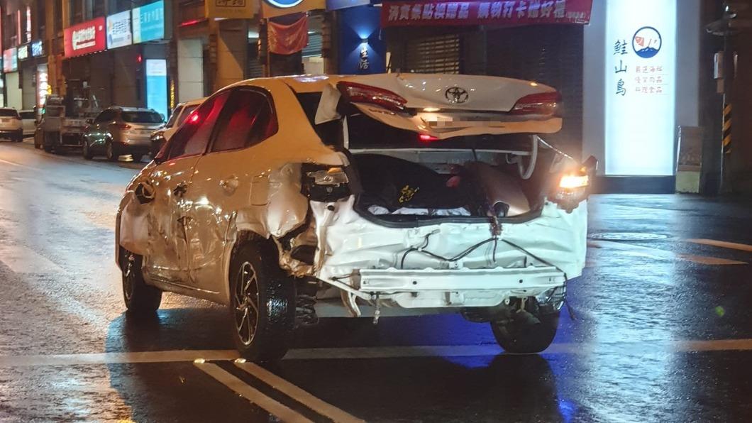 網友在宜蘭目擊一輛車體損毀嚴重的汽車。（圖／翻攝自宜蘭知識+）