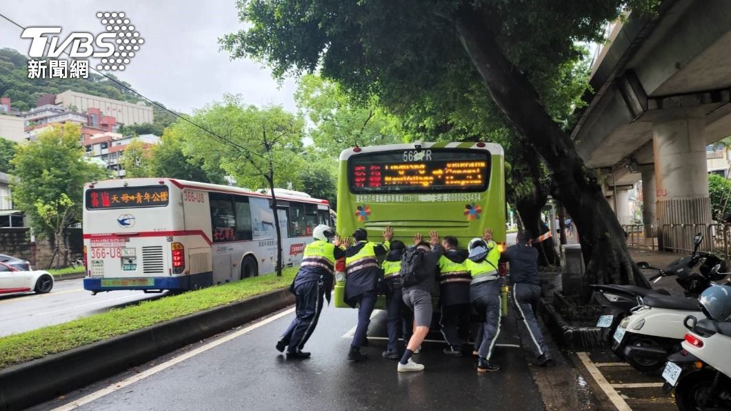 10多名員警幫忙推拋錨公車。(圖/TVBS)