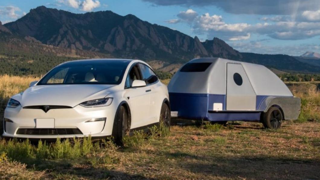 Colorado Teardrops打造出專為電動車設計的露營拖車Boulder，車上配置了75kWh的電池組。（圖／Colorado Teardrops提供）
