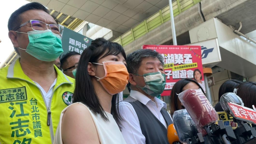 民進黨立委高嘉瑜今（17日）陪同台北市長參選人陳時中到內湖737巷、西湖市場掃街拜票。（圖/TVBS）
