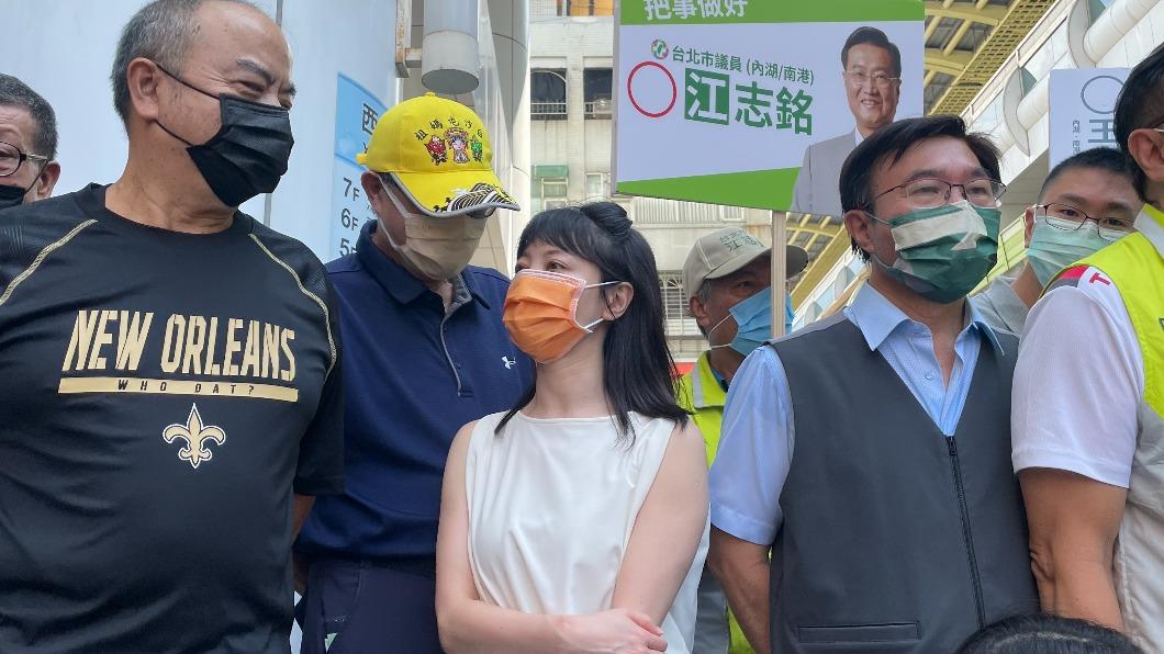 民進黨立委高嘉瑜今上午陪同民進黨台北市長參選人陳時中掃街。（圖/TVBS）