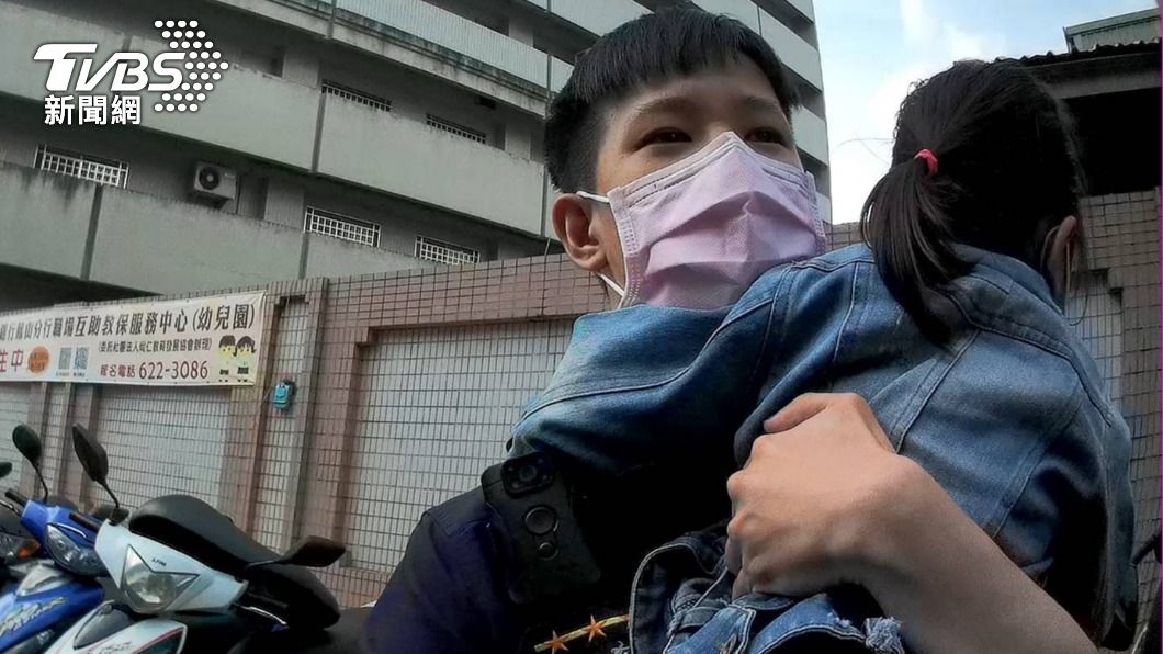 員警抱著女童找阿嬤。（圖／TVBS）