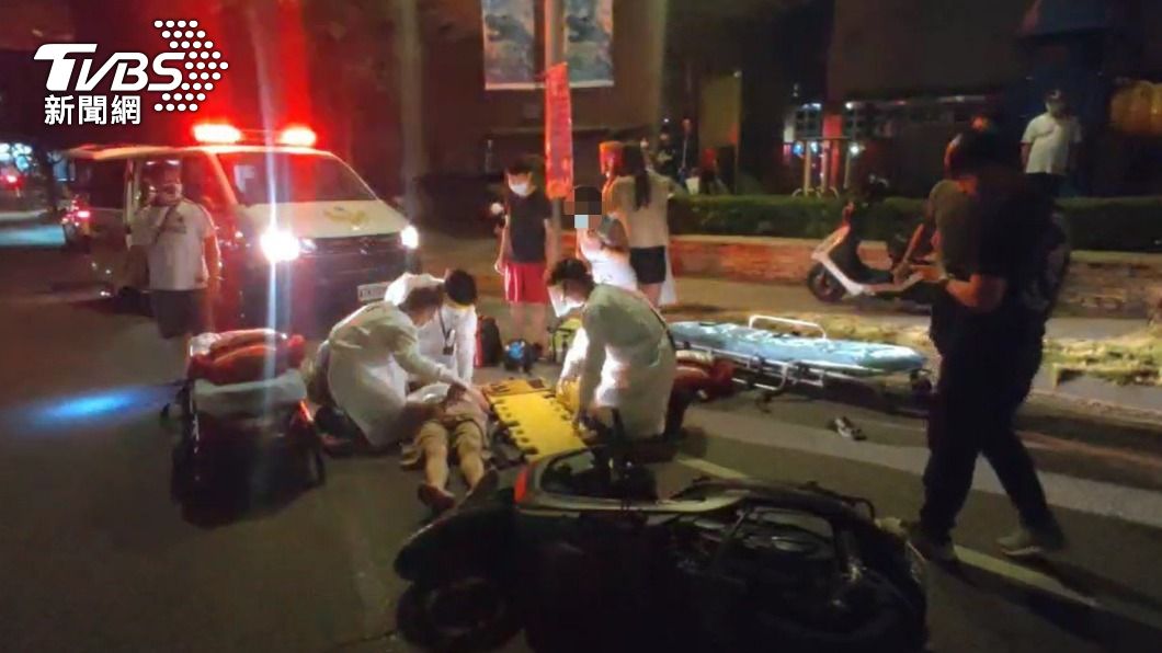 金門深夜發生機車撞行人事故。（圖／TVBS）